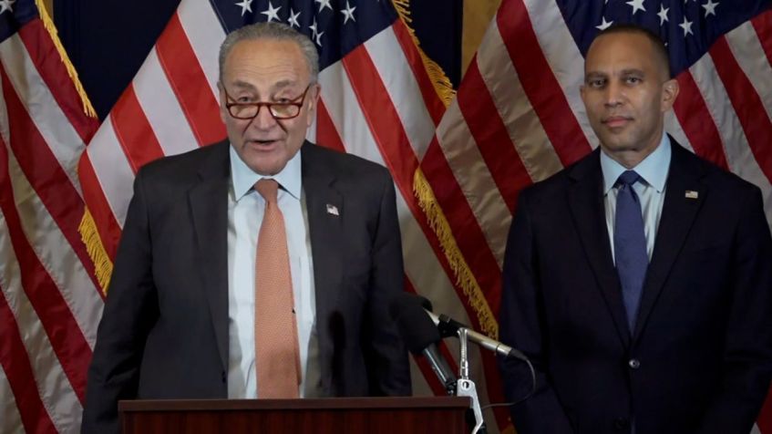 Chuck Schumer, líder dos democratas no Senado, e Hakeem Jeffries, líder dos democratas na Câmara dos EUA / Pool