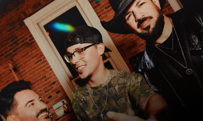 Gravada em inglês, a canção usa elementos do sertanejo e do EDM, vertente da música eletrônica