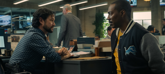 Joseph Gordon Levitt como o detetive Bobby Abbott e Eddie Murphy como Axel Foley na Delegacia de Beverly Hills / Melinda Sue Gordon/Netflix