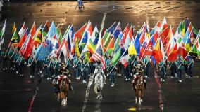 Bandeira olímpica sendo carregada até a praça Trocadéro