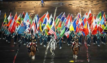 Bandeira olímpica sendo carregada até a praça Trocadéro