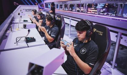 Equipe do Fluxo na disputa pela Copa do Mundo de Free Fire, que está sendo realizada na Arábia Saudita
