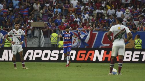 Lucero comemora gol sobre o Fluminense pelo Brasileiro