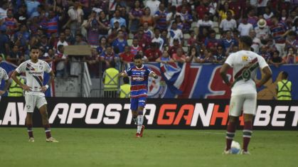 Lucero comemora gol sobre o Fluminense pelo Brasileiro