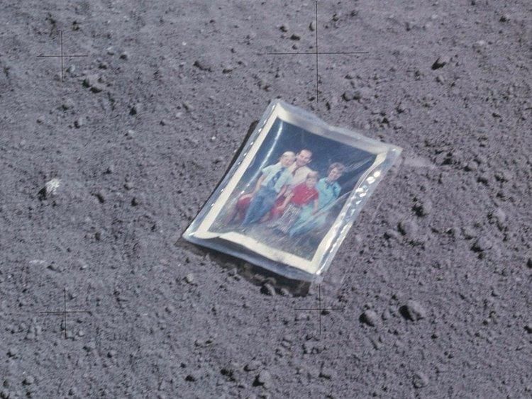 Fotografia da família do astronauta Charles Ducke, deixada na superfície da Lua em 1972 / Nasa