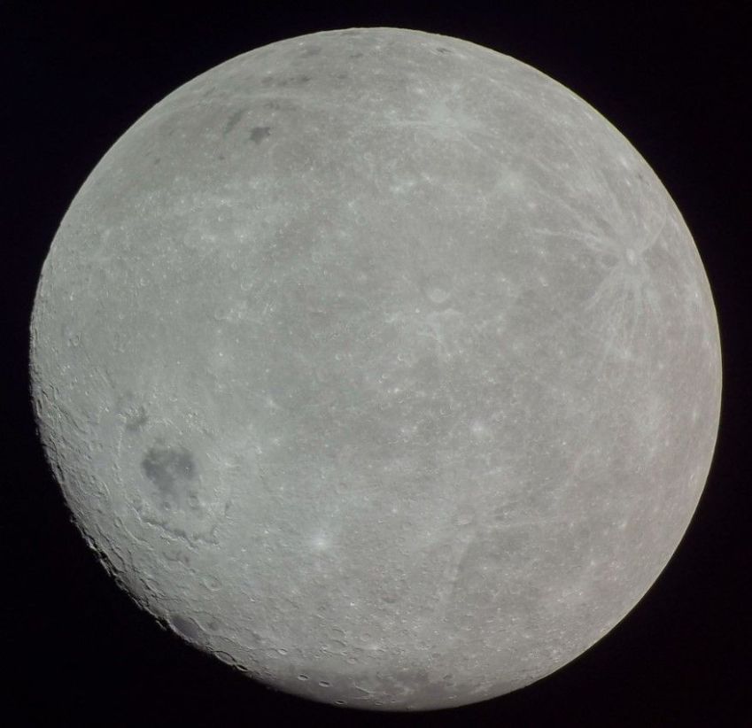 Foto do lado oculto da Lua, feita durante a missão Artemis 1. / NASA