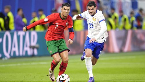 Cristiano Ronaldo disputa bola com Theo Hernandez em Portugal x França; francês cobrou o pênalti que classificou sua seleção para a semifinal da Euro
