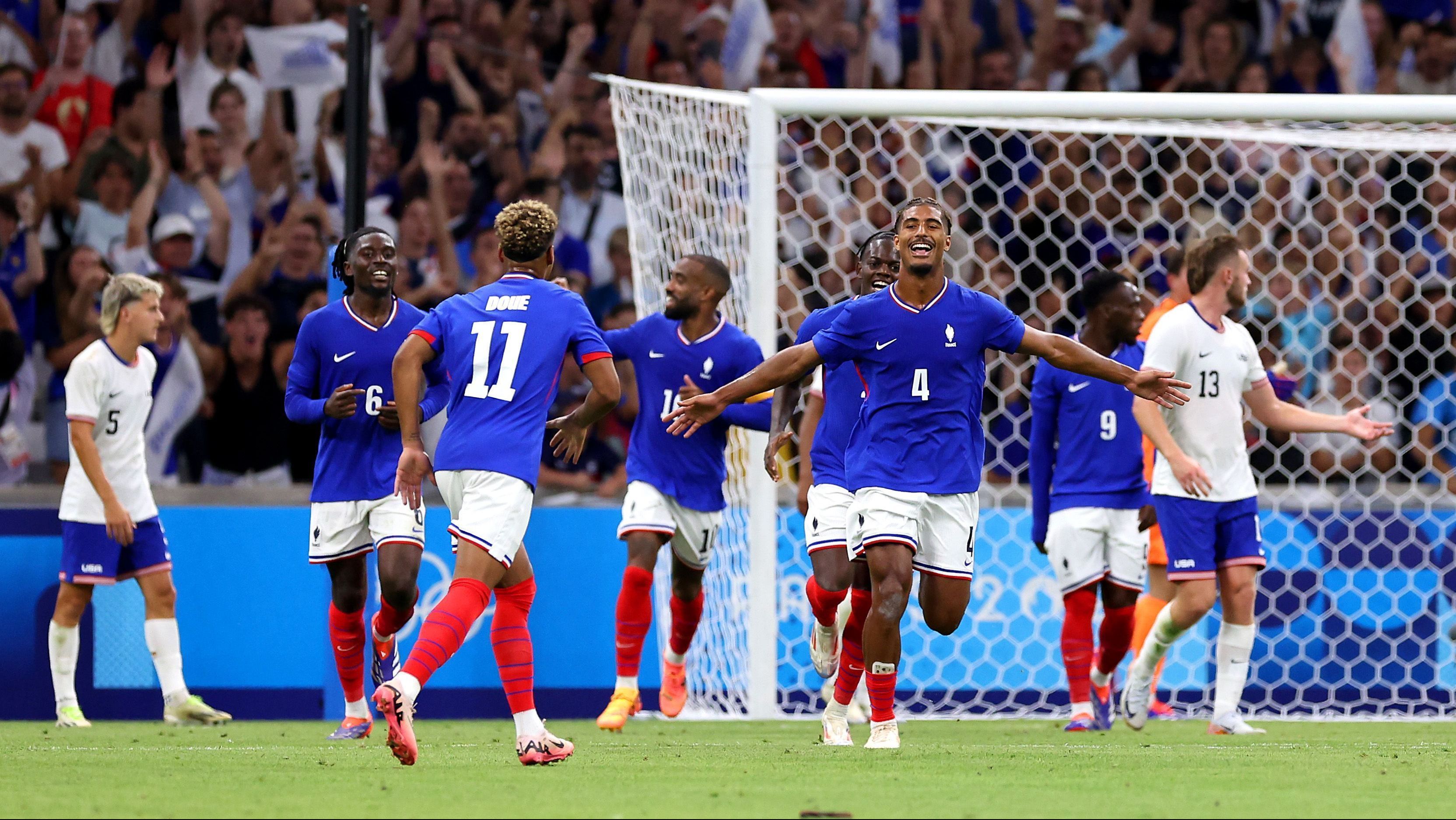 Loïc Badé comemora o terceiro gol da França sobre Estados Unidos
