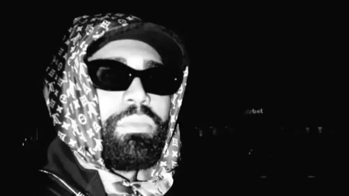 Gabigol curtiu o show com a cabeça coberta por um lenço e de óculos escuros