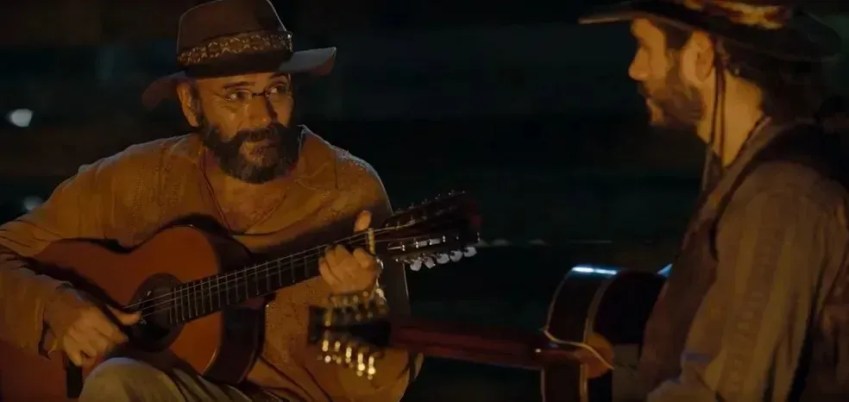 Eugênio (Almir Sater) e Trindade (Gabriel Sater) tocam juntos em "Pantanal" (2022) / TV Globo/Reprodução