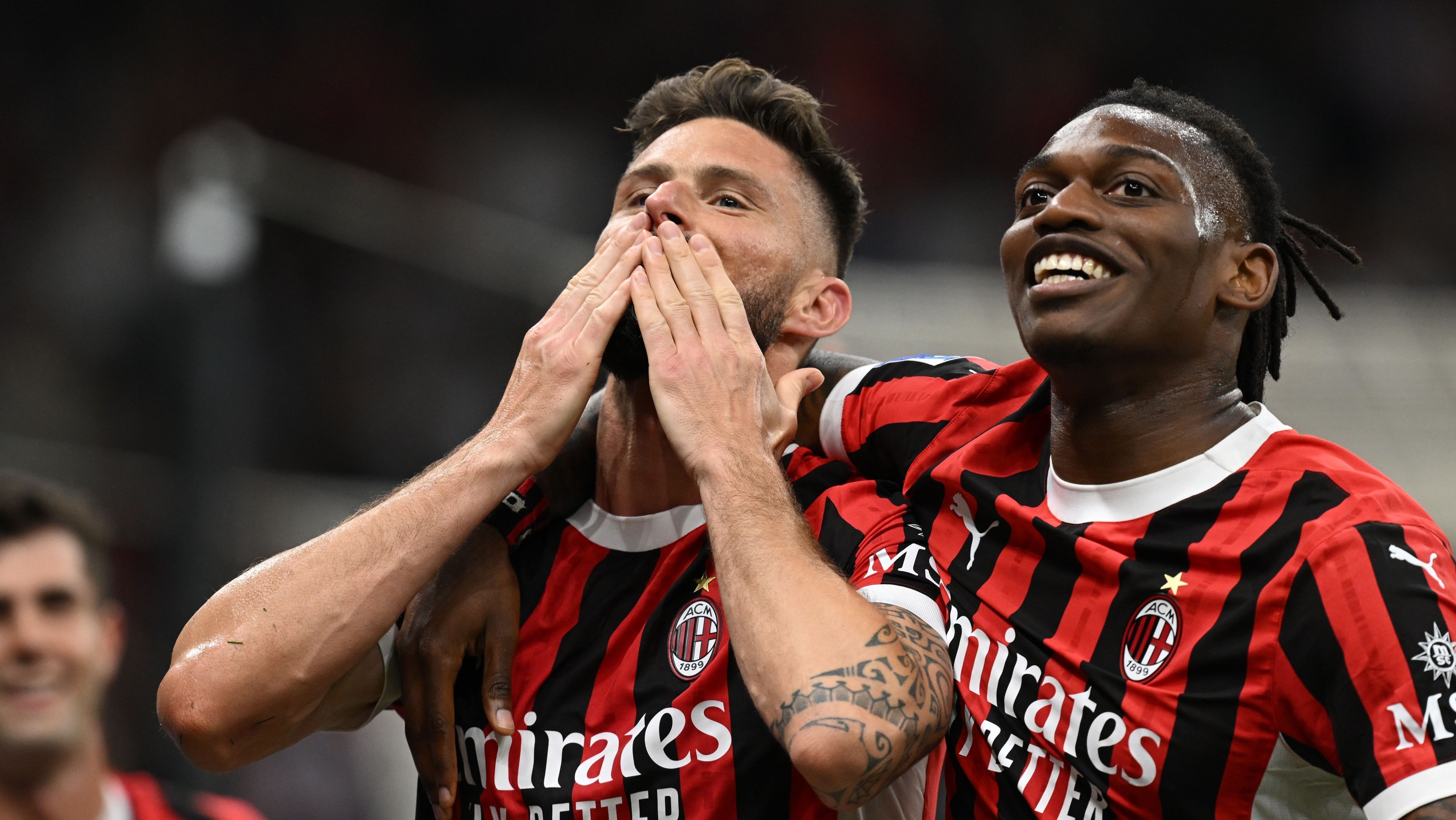 Rafael Leão comemora gol com Olivier Giroud