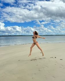 Gisele Bündchen posa em praia da Bahia