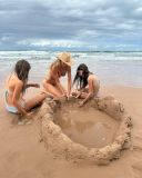 Gisele Bündchen brinca na areia com família