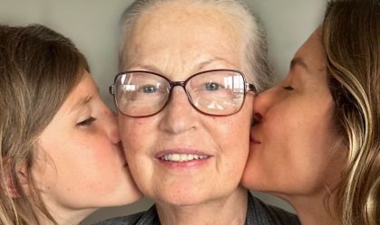 Gisele Bündchen publicou imagem na qual beija o rosto de sua mãe