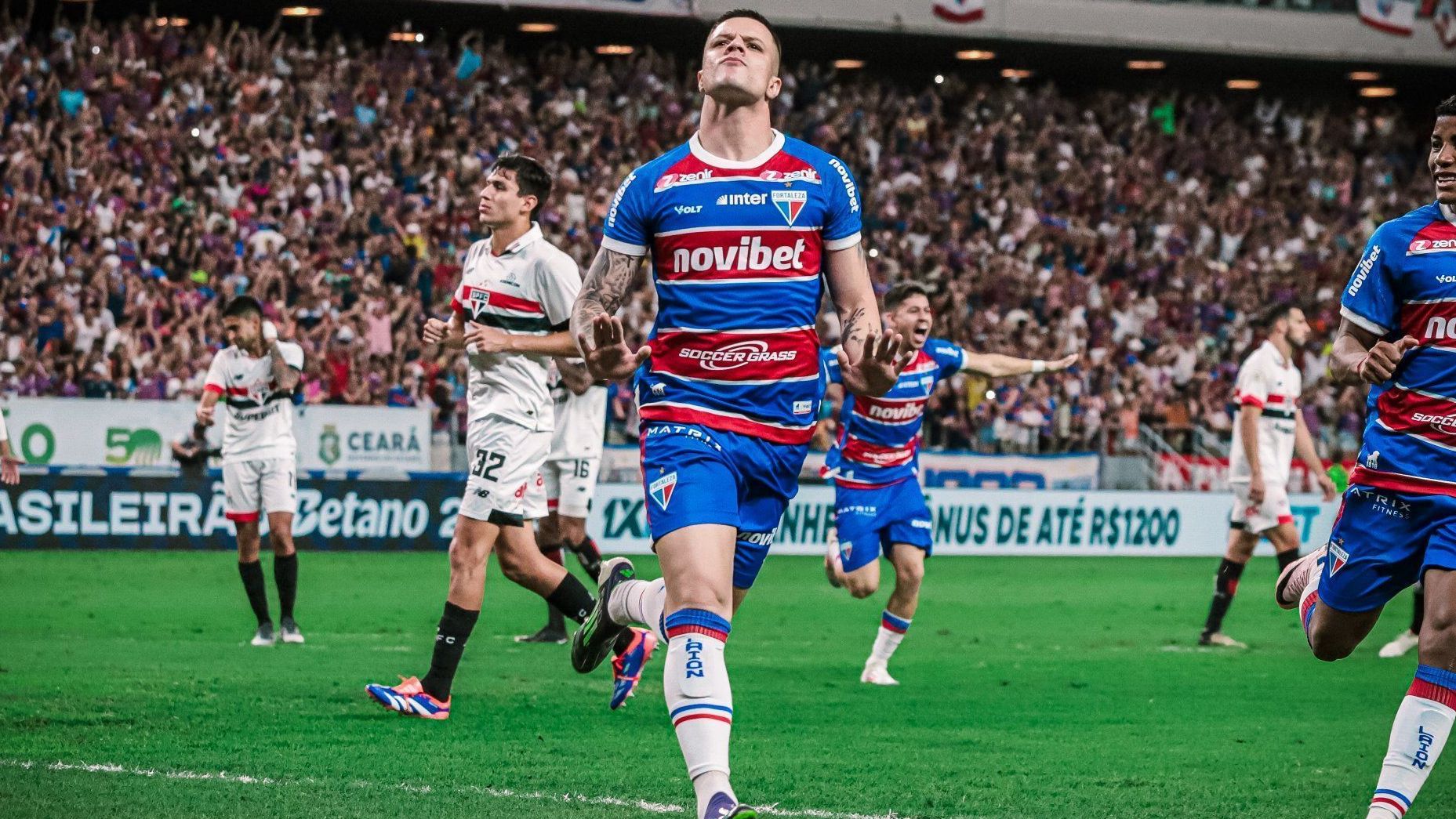 Renato Kayzer comemora o gol da vitória do Fortaleza sobre o São Paulo