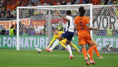 Watkins finaliza cruzado aos 44 minutos do segundo tempo para marcar o gol da classificação da Inglaterra sobre a Holanda