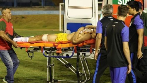 Goleiro Ramón Souza é retirado de maca após ser atingido por um tiro de bala de borracha