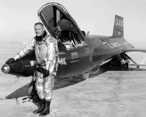 Neil Armstrong com um avião-foguete X-15, após um voo de teste em 1960. / Nasa