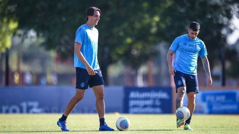 Geromel (à frente) e Carballo (ao fundo), jogadores do Grêmio