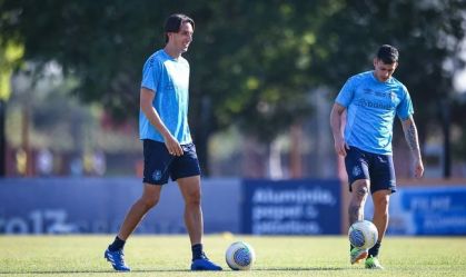 Geromel (à frente) e Carballo (ao fundo), jogadores do Grêmio