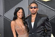 Halle Bailey compartilha novas fotos ao lado do filho