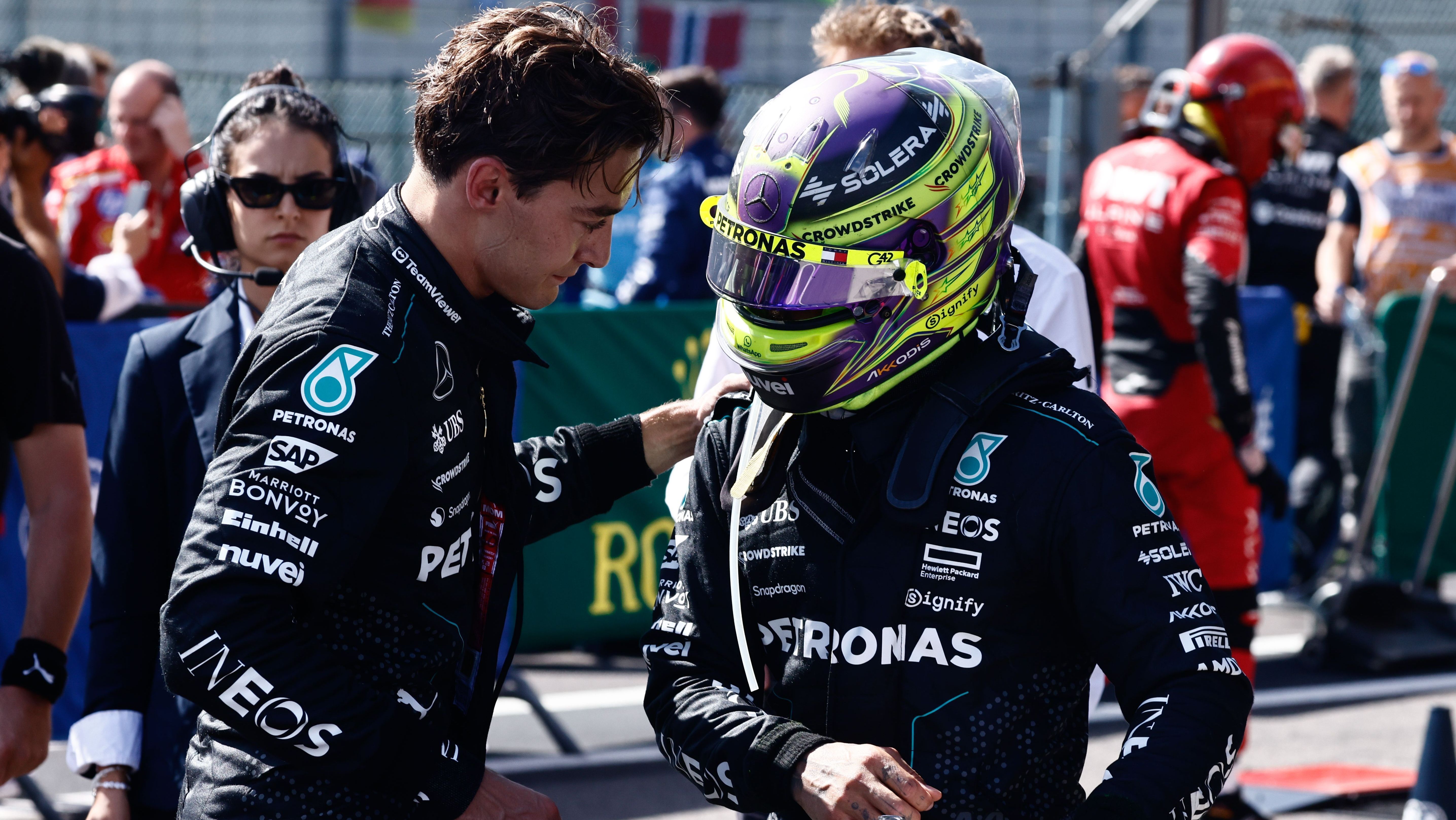 George Russell e Lewis Hamilton conversam após o GP da Bélgica
