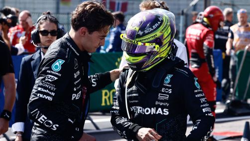 George Russell e Lewis Hamilton conversam após o GP da Bélgica