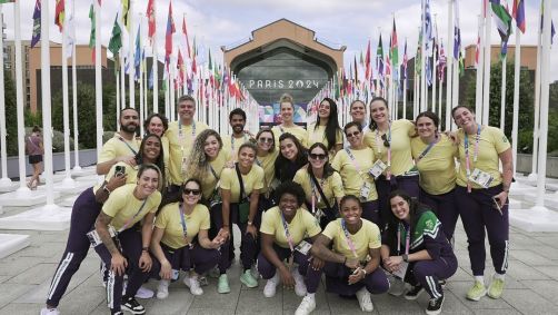 Equipe brasileira de handebol na chegada à Vila Olímpica em Paris
