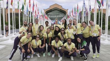 Equipe brasileira de handebol na chegada à Vila Olímpica em Paris