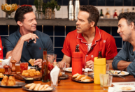 No Brasil, Ryan Reynolds, Hugh Jackman e Emma Corin comem pastel com cerveja