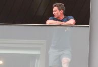 Hugh Jackman aparece em varanda de hotel no Rio; veja fotos
