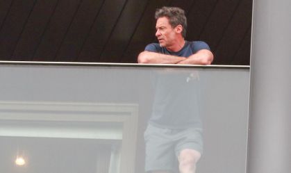 No Brasil, Hugh Jackman aparece em varanda de hotel
