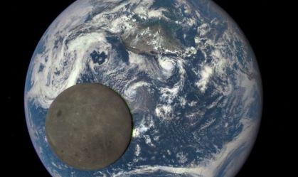 Uma ilustração mostra a representação do lado oculto da Lua. A Terra aparece logo na frente.