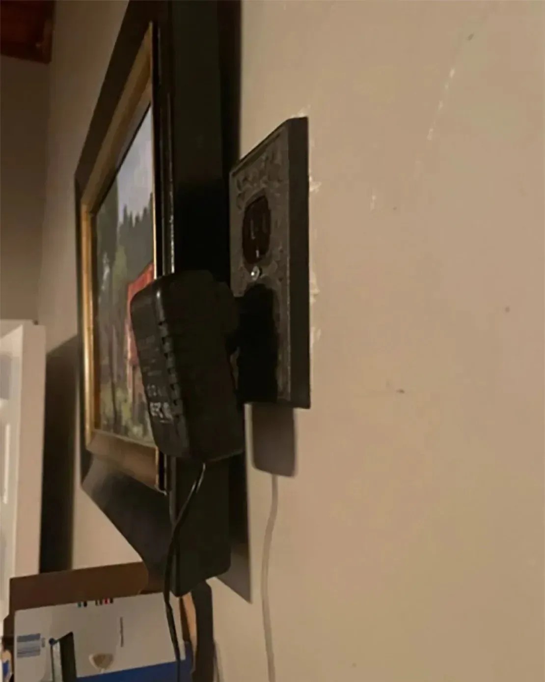 Um hóspede do Airbnb encontrou uma câmera escondida no quarto de um aluguel de férias de curta duração no Texas / CNN via CNN Newsource