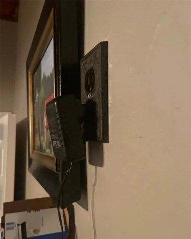 Um hóspede do Airbnb encontrou uma câmera escondida no quarto de um aluguel de férias de curta duração no Texas / CNN via CNN Newsource