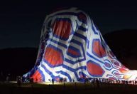Balão que arrastou moto em SP teria 75 metros e carregava fogos; imagens de grupo de baloeiros em rede social mostram soltura
