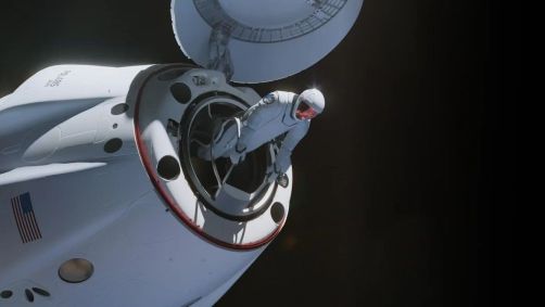 Uma ilustração mostra um astronauta saindo da cápsula Crew Dragon, durante uma missão espacial.