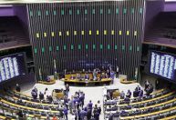 Veja quais deputados foram contra incluir armas no 