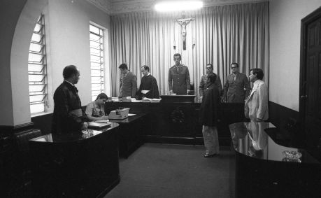 Brasil, São Paulo, SP, 25/02/1981. Auditoria militar e advogados durante o primeiro julgamento de Luiz Inácio Lula da Silva e de mais outros 12 sindicalistas na 2ª Auditoria da Justiça Militar, na Avenida Brigadeiro Luis Antonio, região central da capital paulista, por conta de atuação na greve do ABC paulista no ano de 1979. No dia 19 de abril de 1980, o sindicalista Luiz Inácio Lula da Silva foi preso durante 30 dias por conta da sua atuação durante uma greve no ABC paulista. O Sindicato dos Metalúrgicos de São Bernardo do Campo (SP) sofreu intervenção aprovada por Murilo Macedo, então ministro do Trabalho do general João Batista Figueiredo. Lula ficou detido no Departamento de Ordem e Política Social (Dops) de São Paulo. Naquele mesmo ano, ele fundou o Partido dos Trabalhadores. Em 1981, Lula foi condenado pela Justiça Militar a três anos e meio de prisão por incitação à desordem coletiva. Contudo, ele recorreu e foi absolvido no ano seguinte.