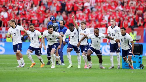 Jogadores da Inglaterra comemoram a classificação nos pênaltis contra a Suíça