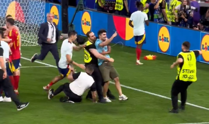Eurocopa: segurança tenta conter invasor e quase derruba Morata; veja vídeo