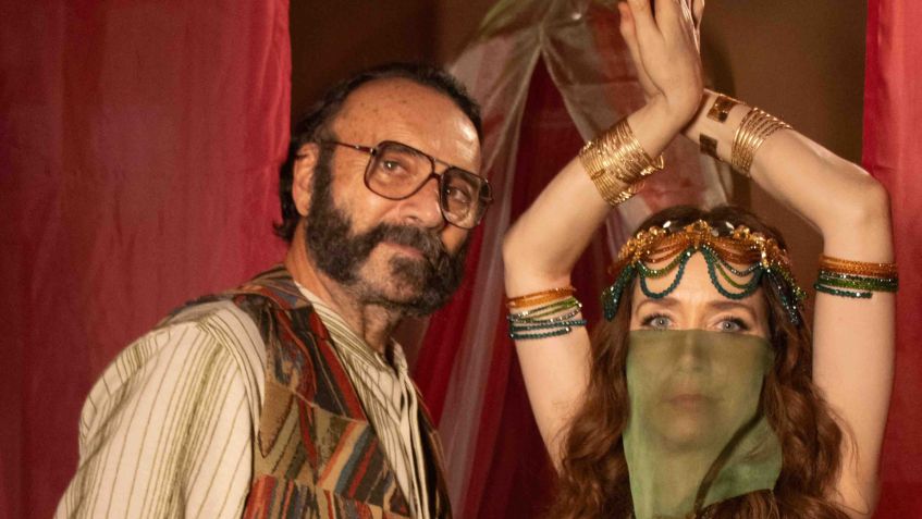 Rachid (Almir Sater) e Iolanda (Camila Morgado) irá embora novamente da vila / Globo/ Angélica Goudinho