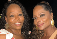 Morre irmã gêmea de Adriana Bombom e atriz lamenta: "Partida súbita"