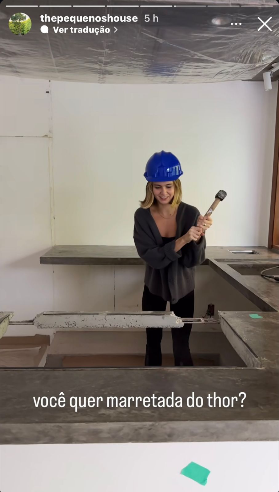 Chefe de cozinha brincou ao usar marreta de obra /