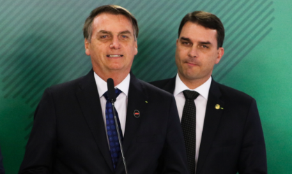 Flávio retorna ao Brasil sob críticas por ausência durante crise do pai