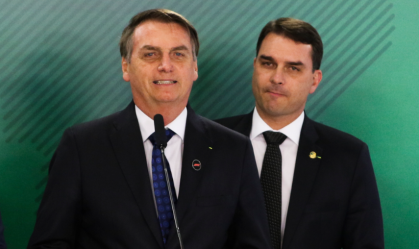 Flávio diz que saúde de Bolsonaro piorou com fortes soluços nas últimas 24h