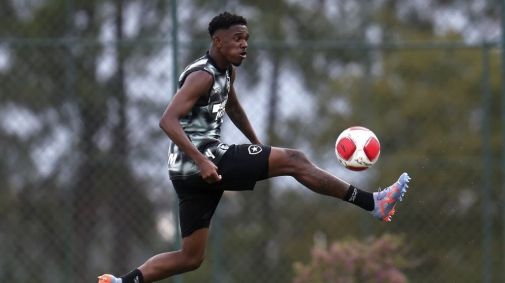 Jeffinho em treino do Botafogo