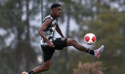 Jeffinho em treino do Botafogo