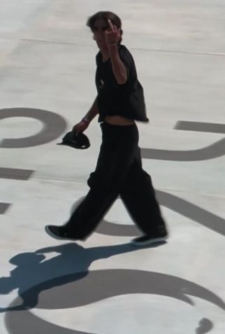 Jhancarlos González mostra o dedo do meio durante disputa do skate / Reprodução/Twitter