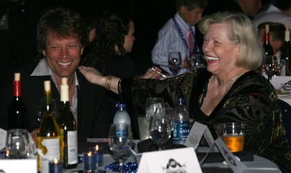 Jon Bon Jovi anuncia morte da mãe: "Força da natureza"